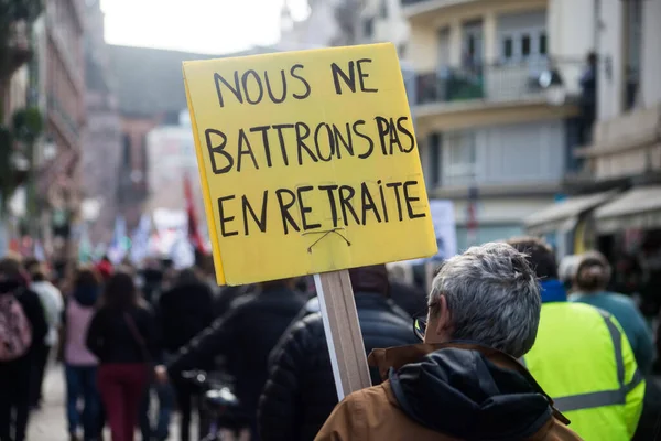 Στρασβούργο Γαλλία Μαρτίου 2023 Άτομα Που Διαμαρτύρονται Πλακάτ Στα Γαλλικά — Φωτογραφία Αρχείου