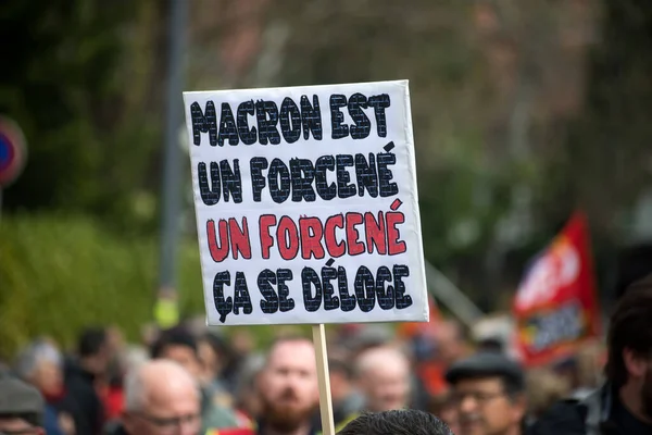 Mulhouse Γαλλία Απριλίου 2023 Άνθρωποι Διαμαρτύρονται Πλακάτ Στα Γαλλικά Macron — Φωτογραφία Αρχείου