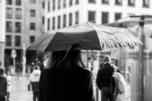 Портрет Заднем Плане Женщины Идущей Улице Черным Зонтиком Дождливому Дню — стоковое фото