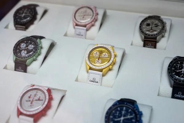 Strasburg Francja Kwietnia 2023 Zbliżenie Zegarków Omega Salonie Jubilerskim — Zdjęcie stockowe