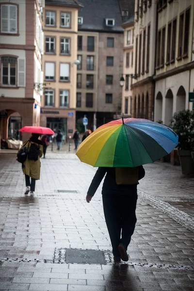 Portrét Zadní Pohled Ženy Duhovým Deštníkem Kráčející Ulici — Stock fotografie