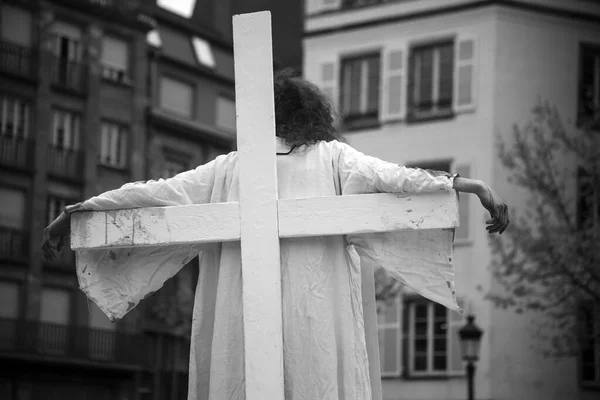 Portret Man Die Een Houten Kruis Staat Een Jezuskostuum Draagt — Stockfoto