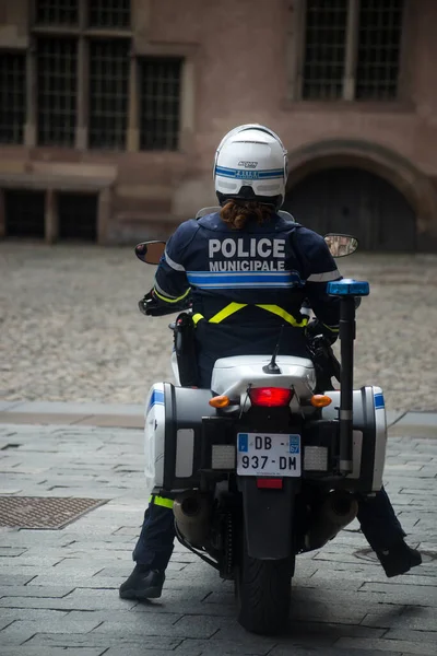 ストラスブール フランス 4月2023 路上でバイクに乗ってフランスの自治体警察の背面にある肖像画 — ストック写真