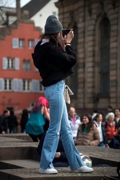 法国斯特拉斯堡 2023年4月8日 年轻女子在街上用智能手机拍照的肖像 — 图库照片