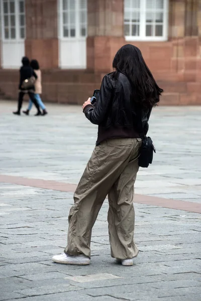 Straatsburg Frankrijk April 2023 Portret Van Een Jonge Vrouw Die — Stockfoto
