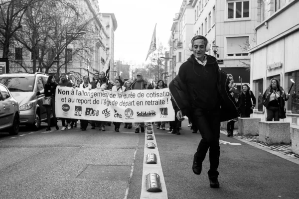 Mulhouse フランス 2023年4月13日 退職後の改革に抗議する人々の前で路上で踊る男の肖像 — ストック写真