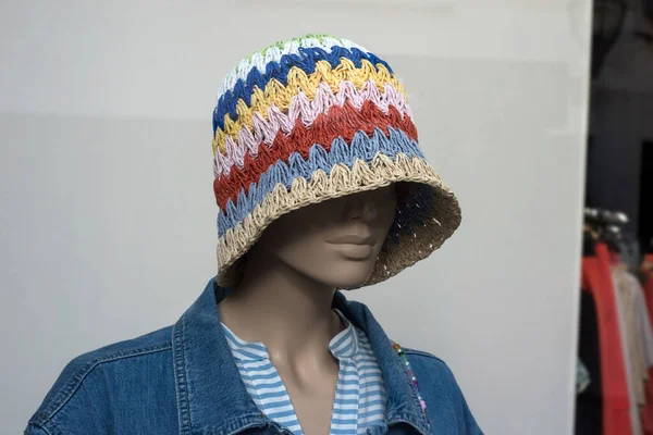 在时装店的陈列室里 把夏帽戴在人体模特头上 — 图库照片