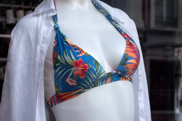 Szekrény Trópusi Nyomtatott Bikini Próbababa Egy Divatáruház Bemutatótermében — Stock Fotó