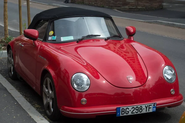 Colmar Francja Kwietnia 2023 Widok Przodu Czerwonego Samochodu Dostawczego Zaparkowanego — Zdjęcie stockowe