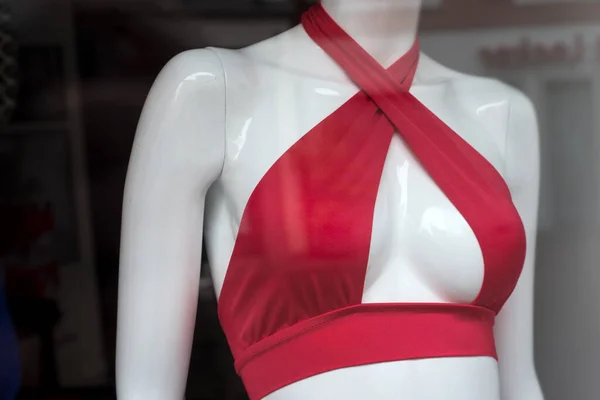 Крупный План Красного Бикини Манекене Салоне Модного Магазина Женщин — стоковое фото
