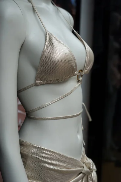 Zbliżenie Złotego Bikini Manekin Salonie Mody Dla Kobiet — Zdjęcie stockowe