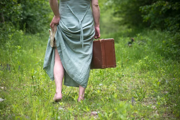 Ormanda Elinde Bavulla Yürüyen Bir Kadın — Stok fotoğraf