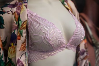 Moda mağazasının vitrininde pembe sutyenin yakın çekimi.