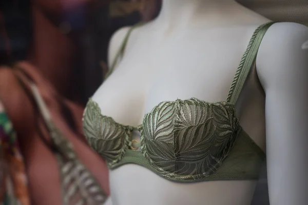时装店陈列室女装上绿色胸罩的布衣 — 图库照片
