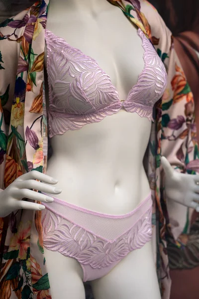 Zbliżenie Różowej Bielizny Manekin Salonie Mody — Zdjęcie stockowe