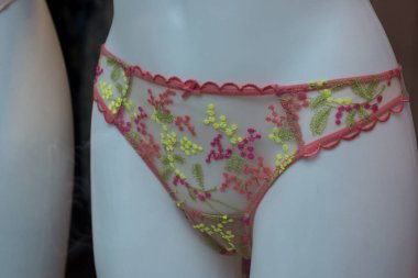 Moda mağazasının vitrininde manken üzerinde basılı çiçeklerin yakın çekimi.