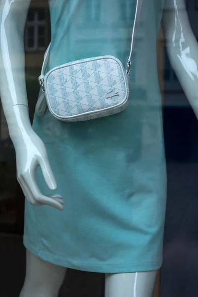 科尔玛 2023年5月22日 时装店橱窗里蓝色皮包的特写 — 图库照片
