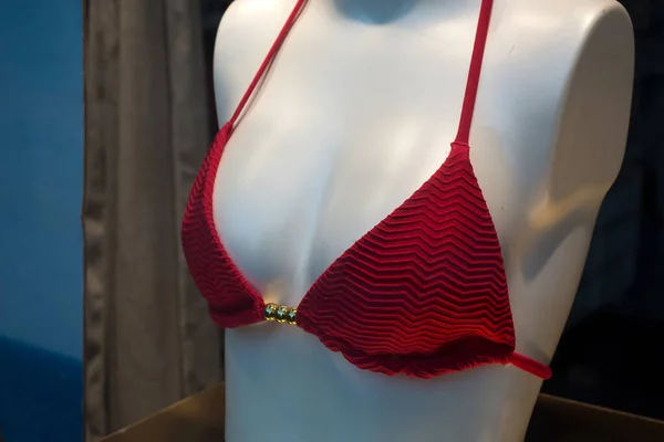 Zbliżenie Czerwonego Biustonosza Bikini Manekin Salonie Mody — Zdjęcie stockowe