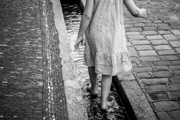 Retrato Vista Posterior Joven Mujer Caminando Agua Ciudad — Foto de Stock