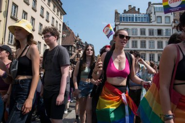 Strasbourg - Fransa - 17 Haziran 2023 - Gökkuşağı bayraklarıyla sokakta yürüyen insanların portresi