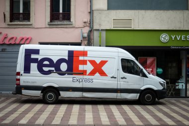 Belfort - Fransa - 30 Haziran 2023 - Fedex dağıtım kamyonu bir moda mağazasının yakınına park edilmiş.