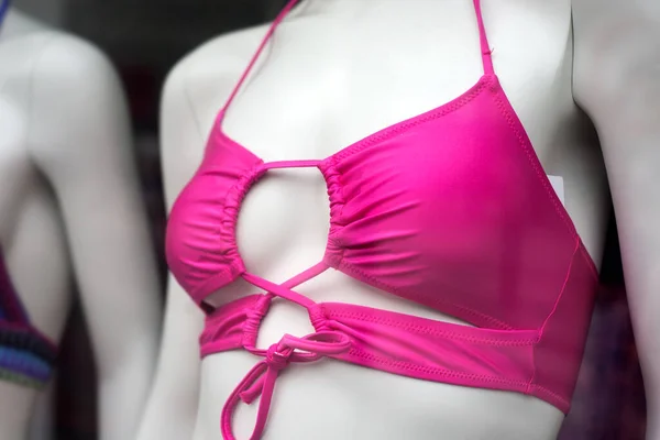 Szekrény Rózsaszín Melltartó Bikini Próbababa Egy Divatáruház Bemutatótermében — Stock Fotó