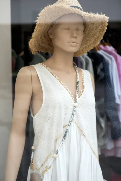 时装店橱窗里穿着白色夏装 头戴夏帽的服装 — 图库照片