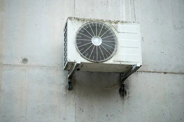 Kilátás Hűtő Ventilátor Légkondicionáló Kövezett Fal Háttér — Stock Fotó