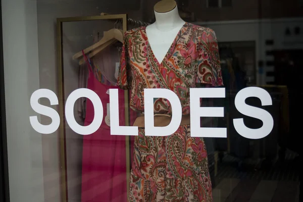 法式打折标志 Soldes 的关闭 夏季服装背景下的法国时装店橱窗吸引 — 图库照片