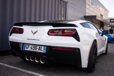 Mulhouse - Fransa - 9 Temmuz 2023 - Caddeye park edilmiş beyaz Chevrolet Corvette 'in arka manzarası