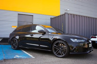 Mulhouse - Fransa - 9 Temmuz 2023 - Caddeye park edilmiş siyah Audi RS 6 arabasının ön görüntüsü 