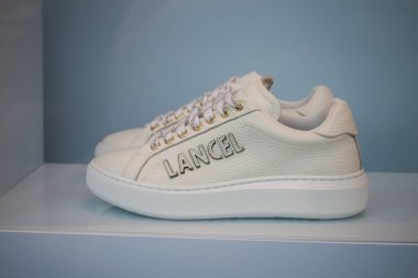Strasbourg - Fransa - 8 Temmuz 2023 - Bir moda mağazasında beyaz Lancel Sneakers 'a yakın çekim 