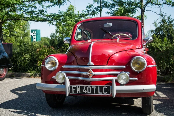 Mulhouse Fransa Temmuz 2023 Kırmızılı Renault 4Cv Nin Önü Sokağa — Stok fotoğraf