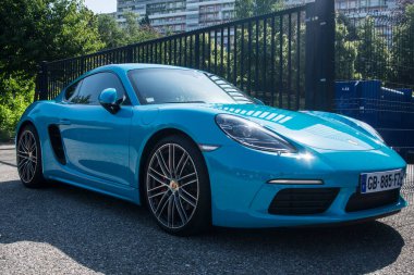 Mulhouse - Fransa - 9 Temmuz 2023 - Sokağa park edilmiş mavi Porsche 718 'in ön görüntüsü