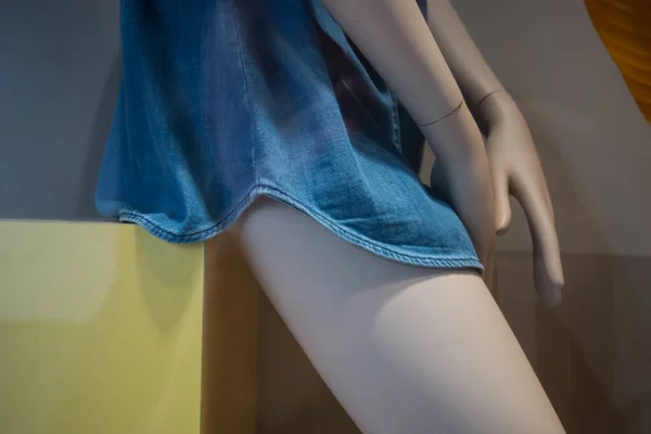 Nahaufnahme Von Blue Jeans Hemd Auf Schaufensterpuppe Einem Modegeschäft Showroom — Stockfoto