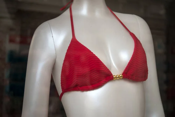 Szekrény Piros Melltartó Bikini Próbababa Egy Divatáruház Bemutatótermében — Stock Fotó
