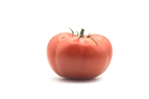 Fechar Tomate Orgânico Vermelho Sobre Fundo Branco — Fotografia de Stock