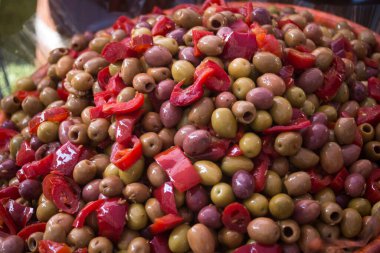 Caddedeki markette satılan baharatlı zeytinlerin yakın çekimi.