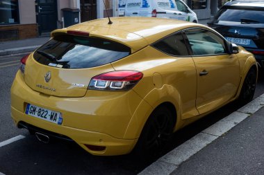 Mulhouse - Fransa - 25 Temmuz 2023 - Caddeye park edilmiş sarı Renault Megane RS 'nin arka görüntüsü