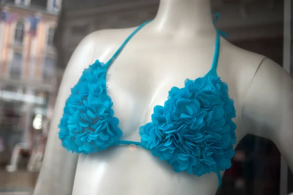 Primer Plano Sujetador Azul Bikini Maniquí Una Tienda Moda Showroom —  Fotos de Stock