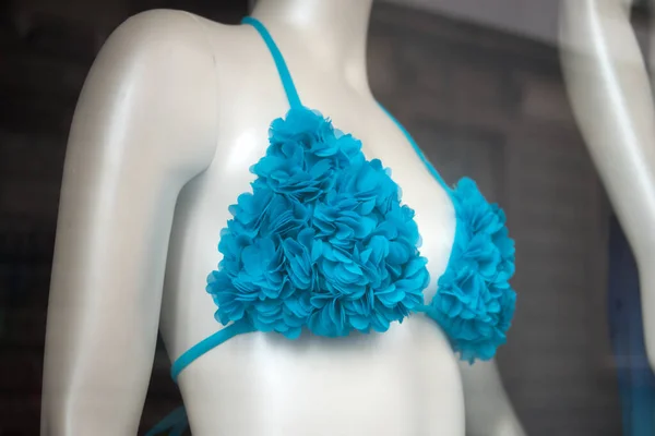 Primer Plano Sujetador Azul Bikini Maniquí Una Tienda Moda Showroom —  Fotos de Stock