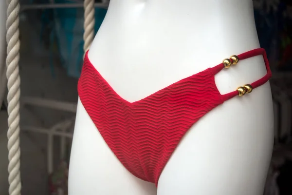 Zbliżenie Czerwonego Policzka Bikini Manekinach Salonie Mody — Zdjęcie stockowe