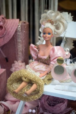 Strasbourg - Fransa - 5 Ağustos 2023 - Bir moda mağazasında poz veren Barbie bebeğe yakın çekim