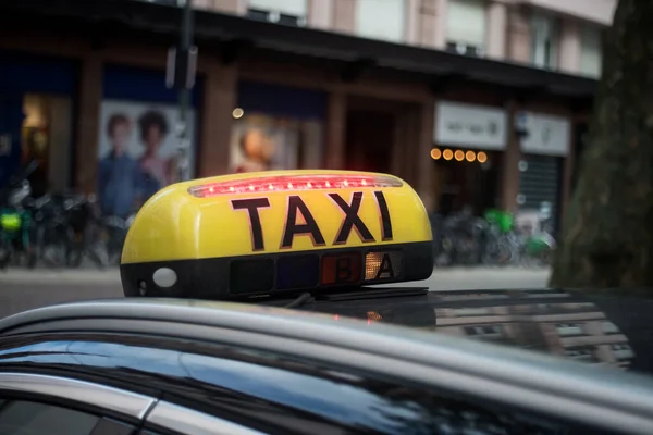 Araba Taksi Işareti Closeup Sokakta Park Edilmiş — Stok fotoğraf