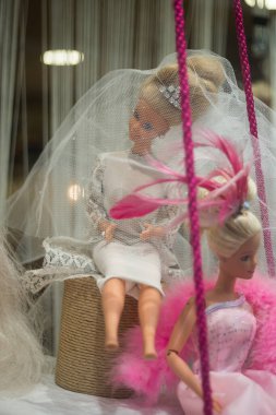 Strasbourg - Fransa - 5 Ağustos 2023 - Bir moda mağazasında poz veren Barbie bebeğe yakın çekim