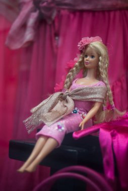 Strasbourg - Fransa - 5 Ağustos 2023 - Bir moda mağazasında poz veren Barbie bebeğe yakın çekim