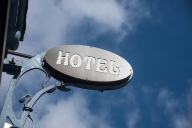 Mavi gökyüzü arka planında otel tabelasının kapatılması 