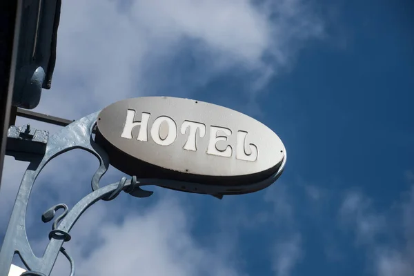 Κλείσιμο Της Υπογραφής Του Ξενοδοχείου Μπλε Φόντο Του Ουρανού — Φωτογραφία Αρχείου