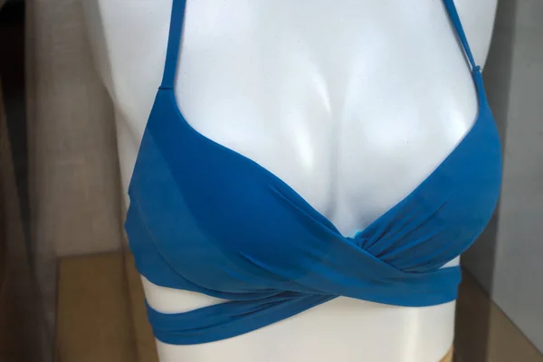 Zbliżenie Niebieskiego Biustonosza Bikini Manekin Salonie Mody — Zdjęcie stockowe