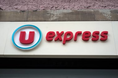 Strasbourg - Fransa - 26 Ağustos 2023 - Caddenin önündeki U ekspres levhasının kapatılması 